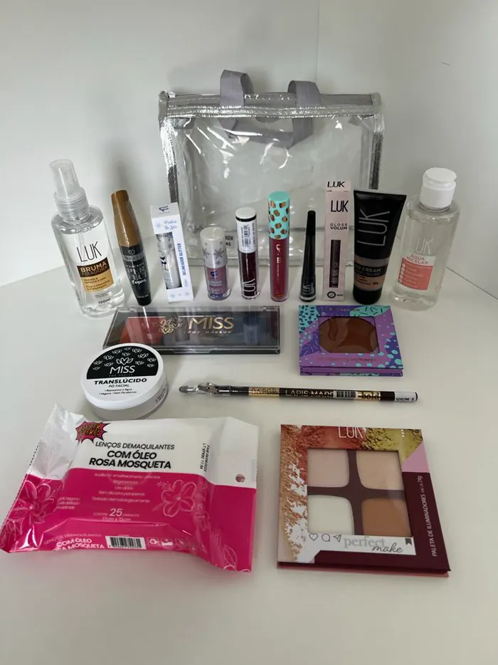 Kit variado de maquiagens