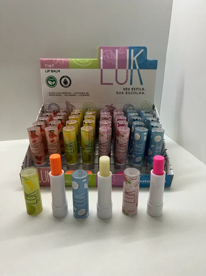Display colorido de lip balms LUK